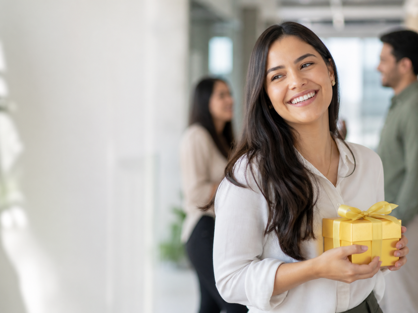 Mujer recibiendo un regalo