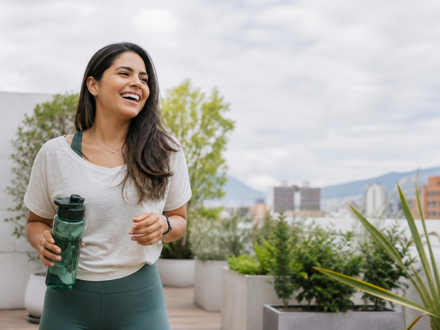 Mujer disfrutando una actividad de bienestar