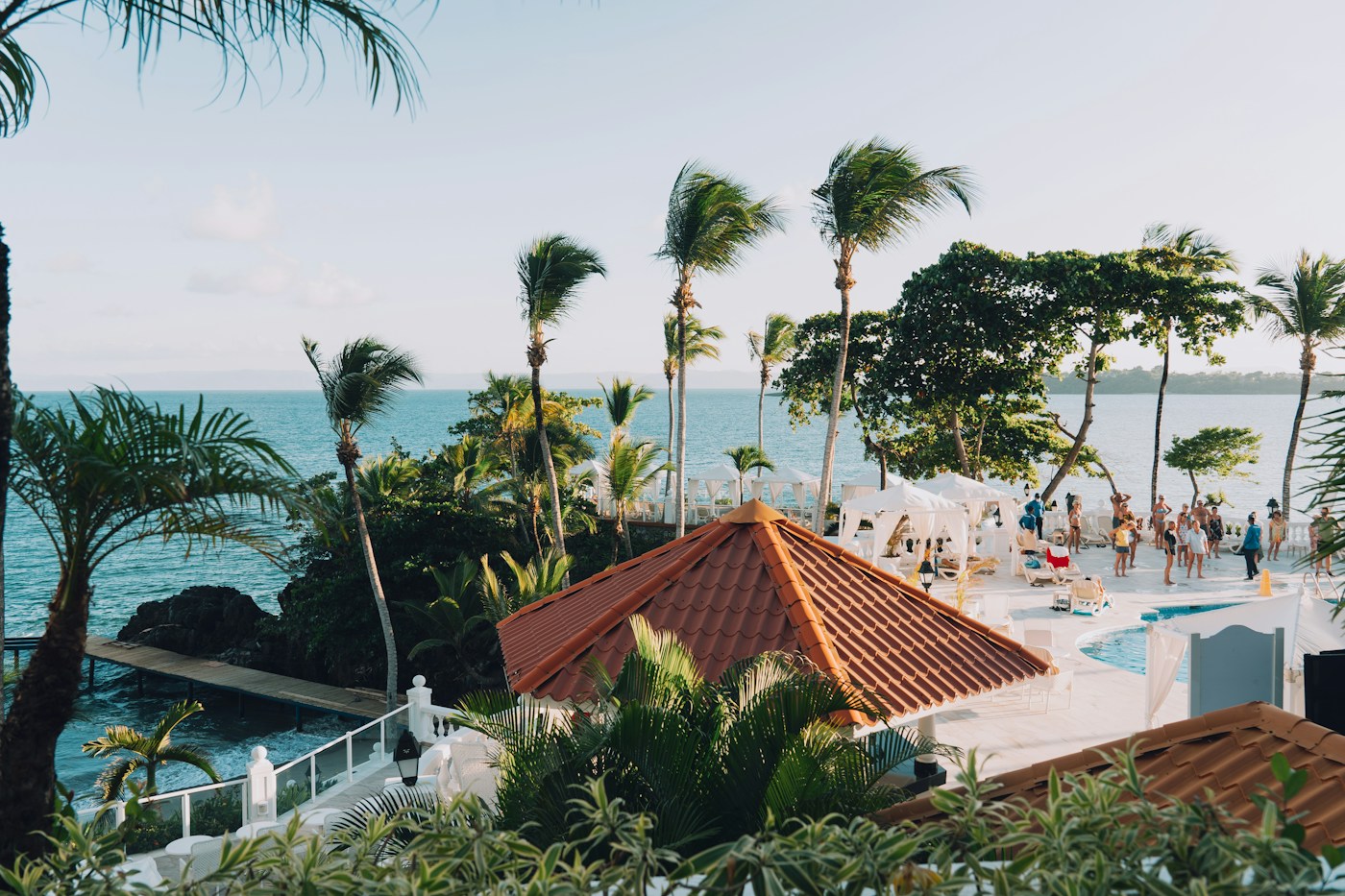 Piscina y palmeras de un resort en Samaná, fotografía de Asael Peña