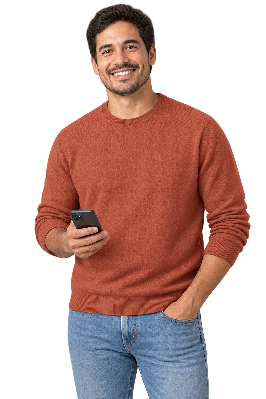 Colaborador sonriendo con su celular